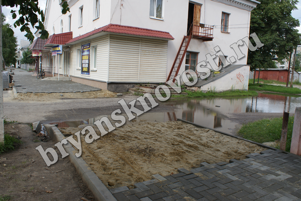 «Раскинулось море широко», и теперь жильцы многоэтажки в Новозыбкове с трудом добираются до подъезда собственного дома