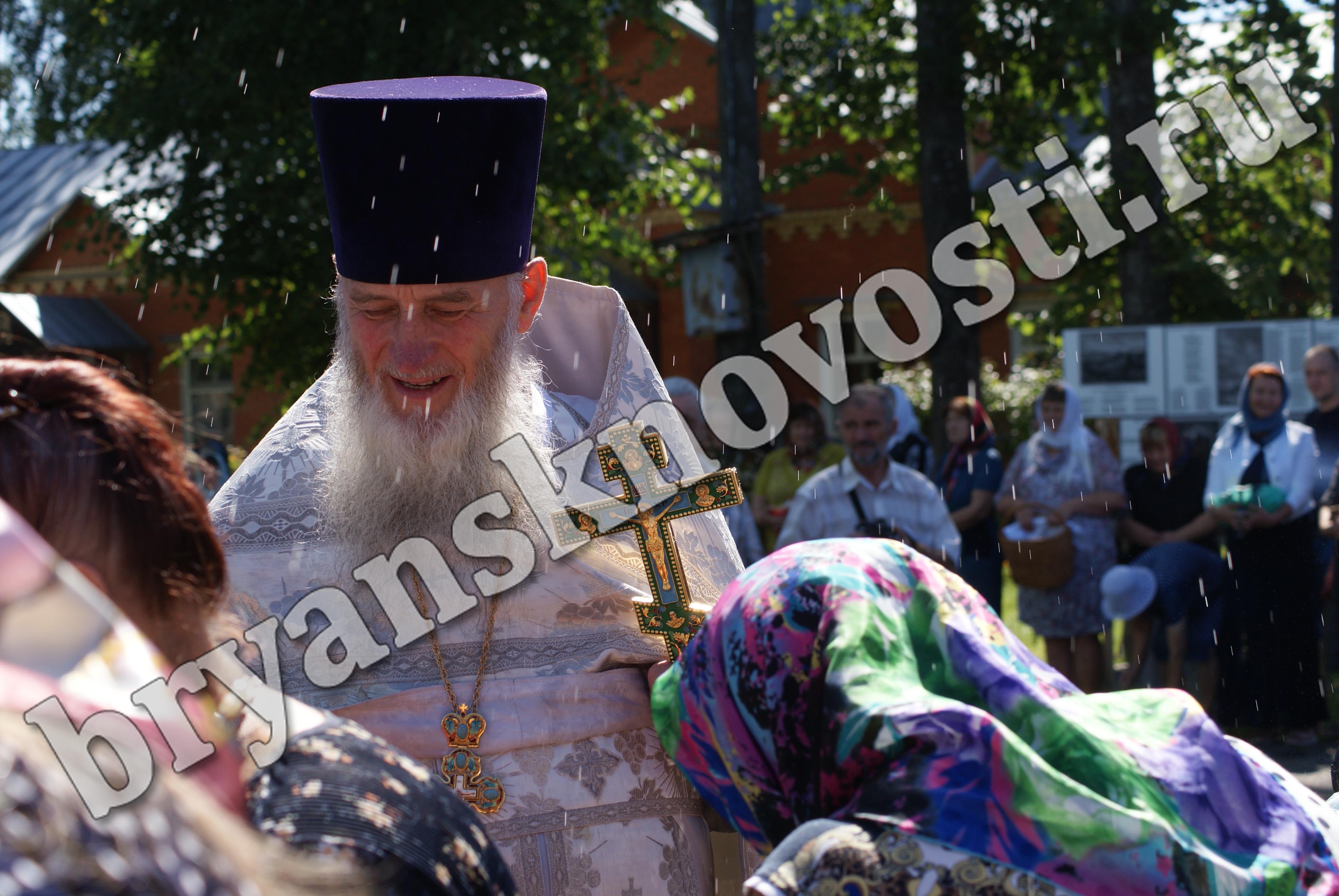 Верующие Новозыбкова отметили Яблочный Спас