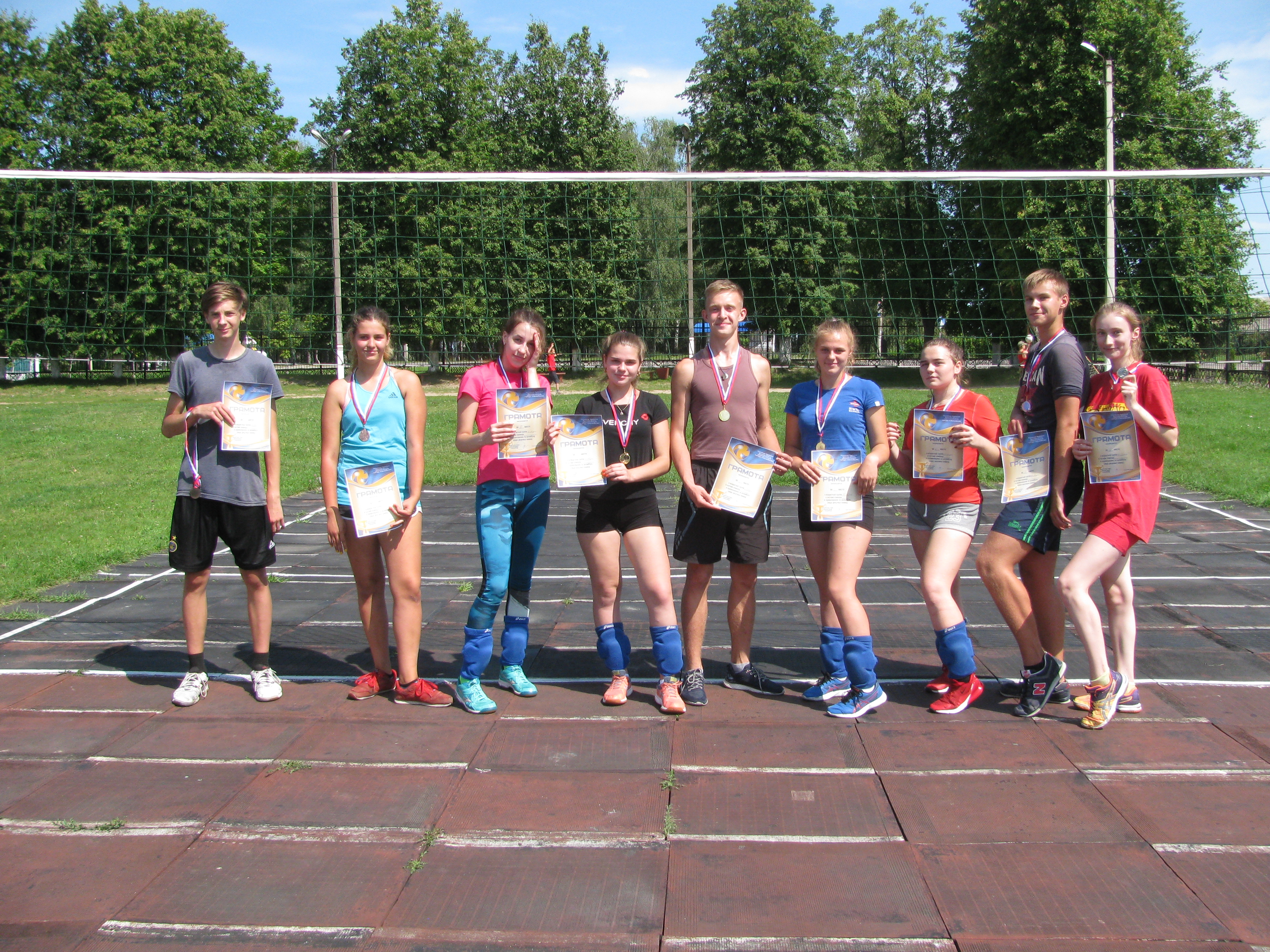 В Новозыбкове подвели итоги турнира «Дворовая лига паркового волейбола»