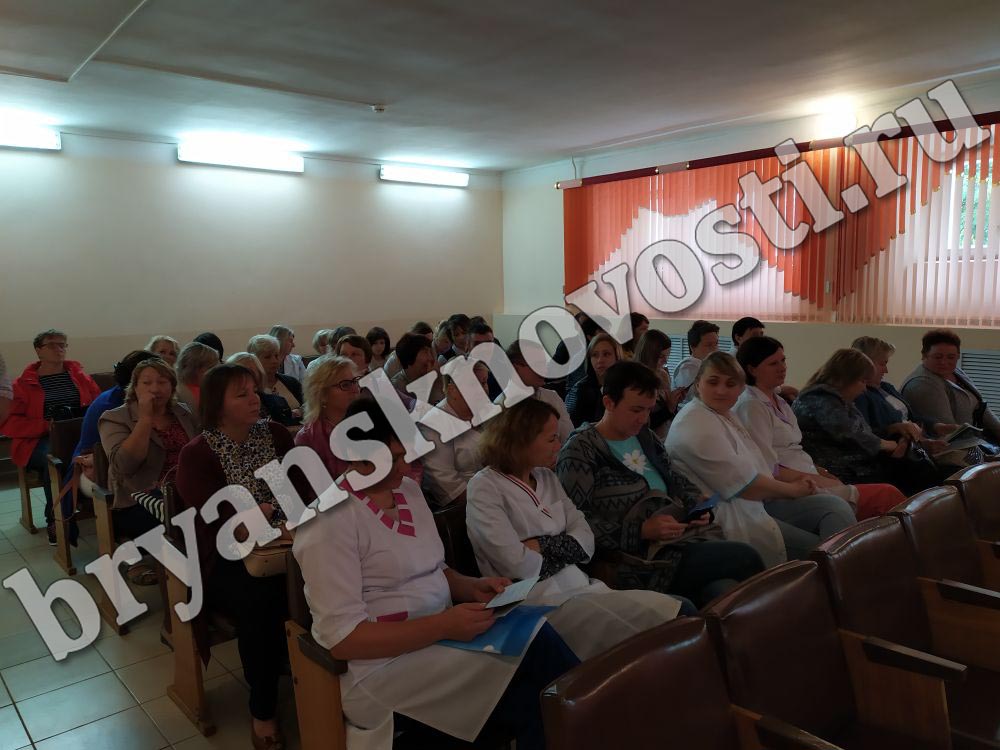 В Новозыбкове прошла встреча медицинских сотрудников и работников соцслужб