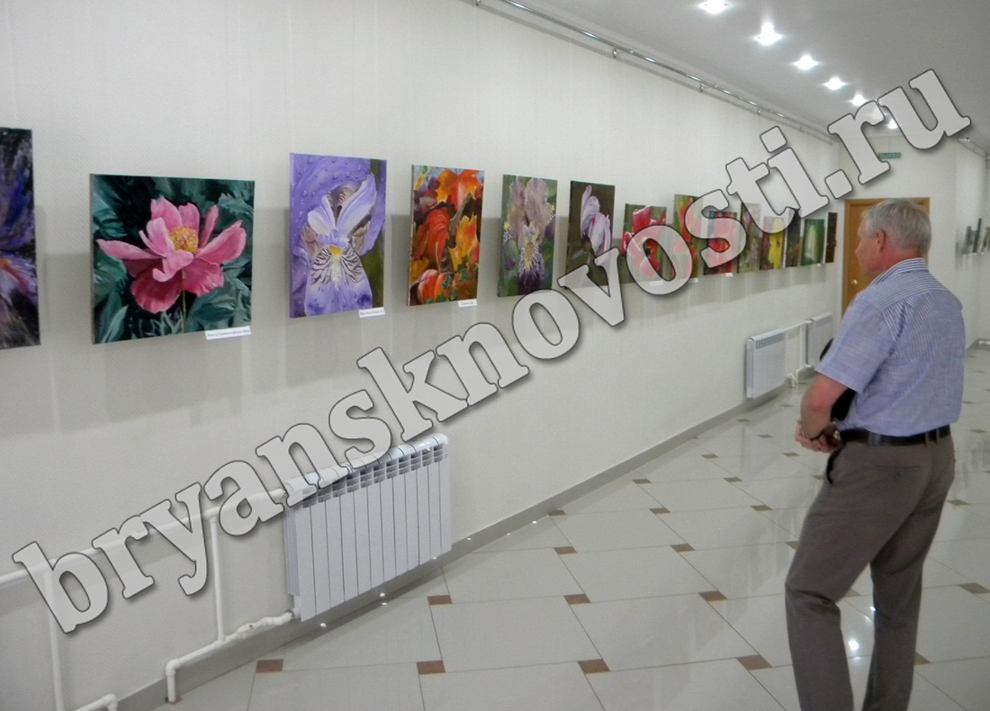 В Новозыбкове открылась выставка натюрморта и пейзажа «Палитра образов и красок…»