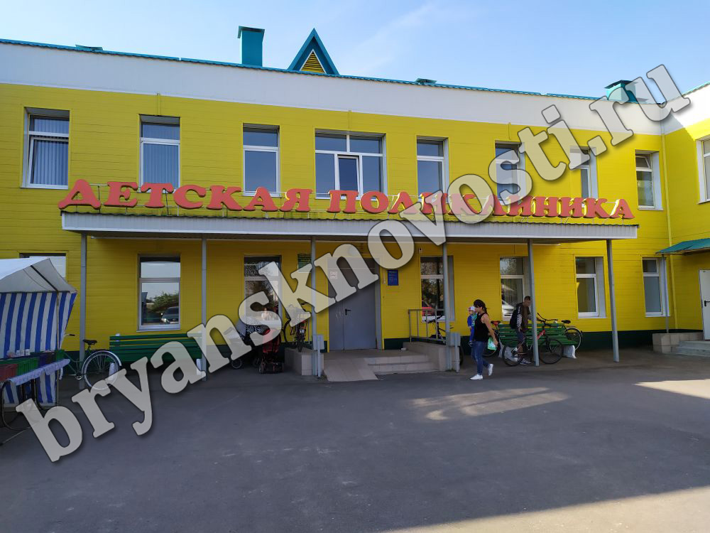 В детской поликлинике Новозыбкова появится новая регистратура, мягкая мебель и кулеры