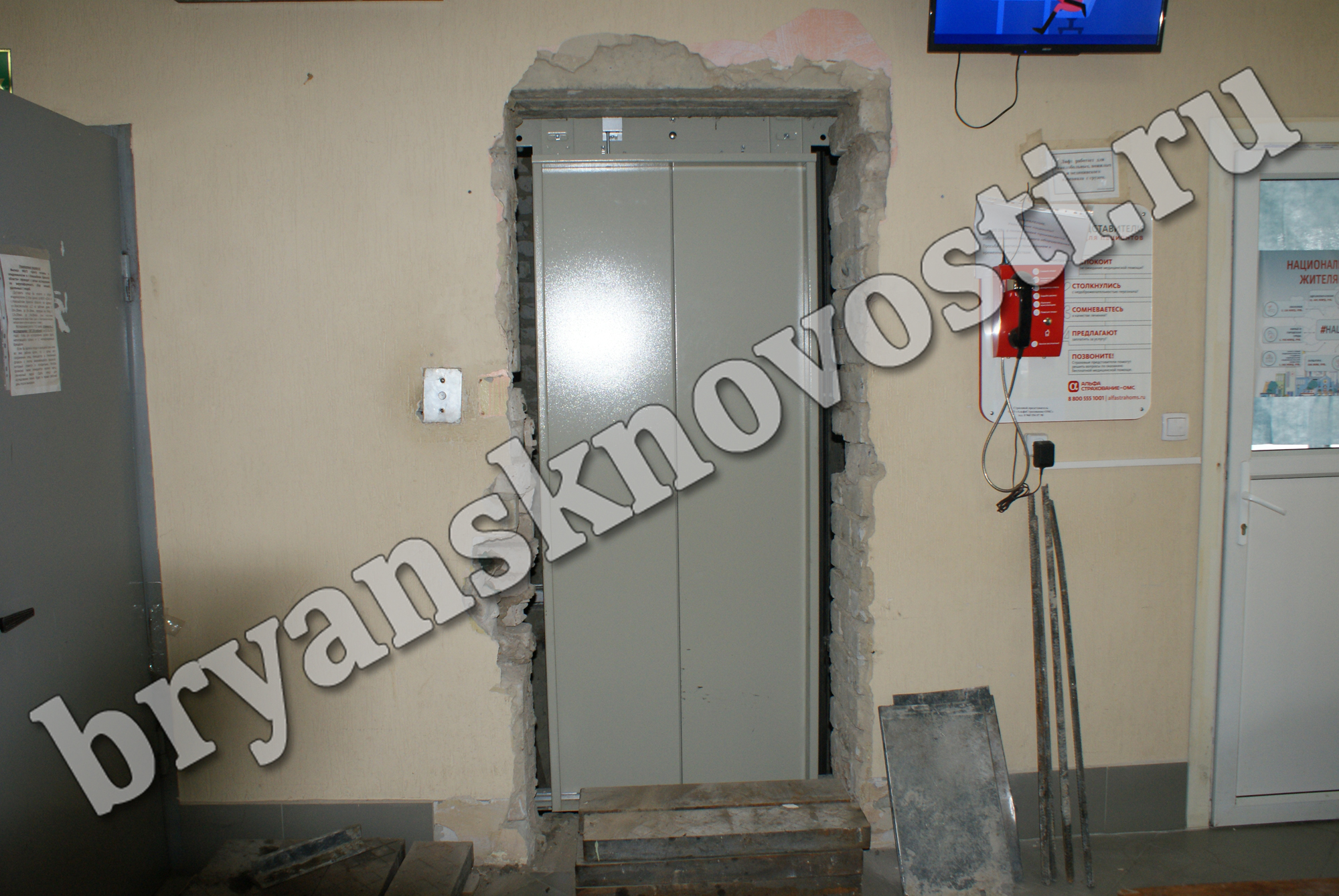 В больнице Новозыбкова устанавливают новые лифты