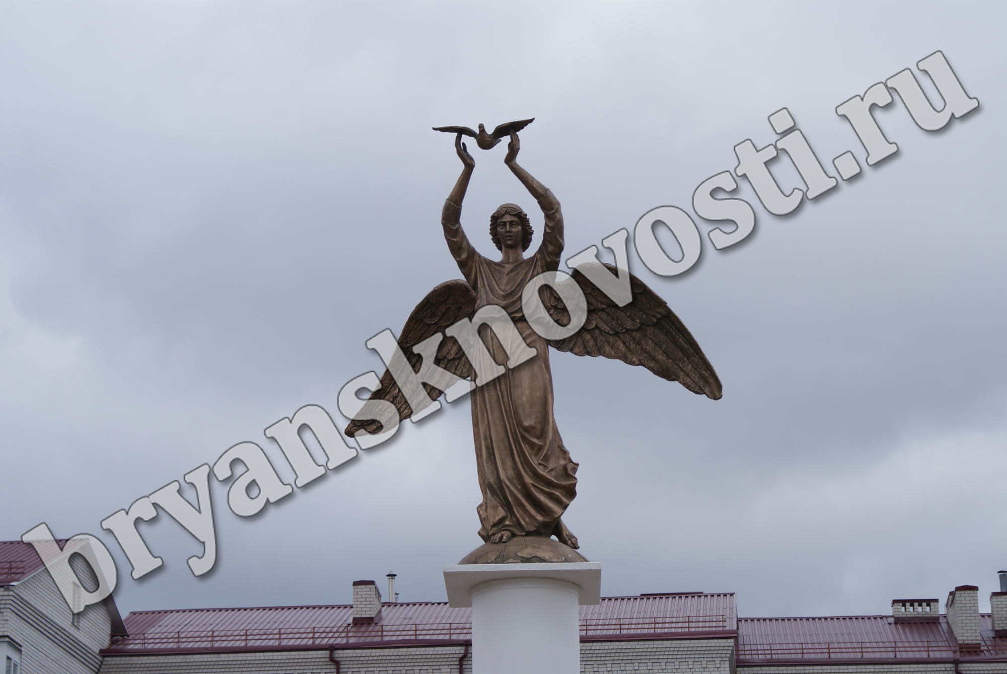 В Новозыбкове после работ по благоустройству открыли обновленный сквер у «Доброго ангела мира»