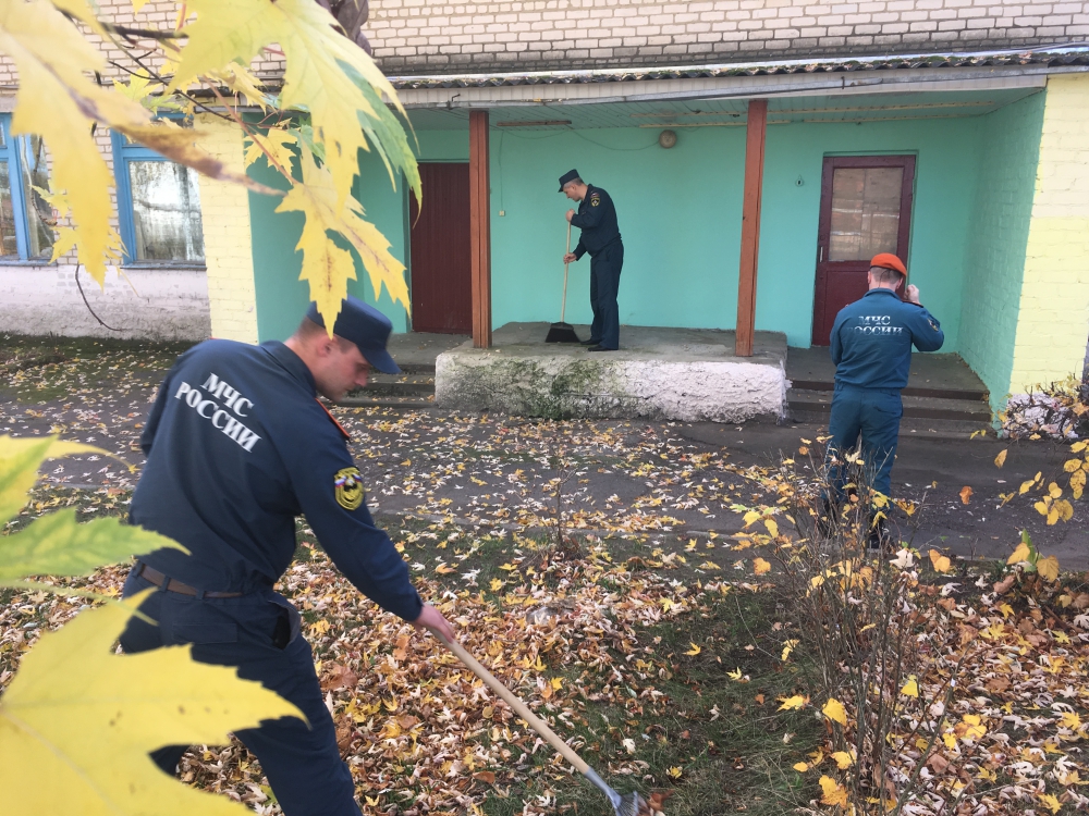 Пожарные-спасатели помогли Новозыбковскому приюту с уборкой листвы