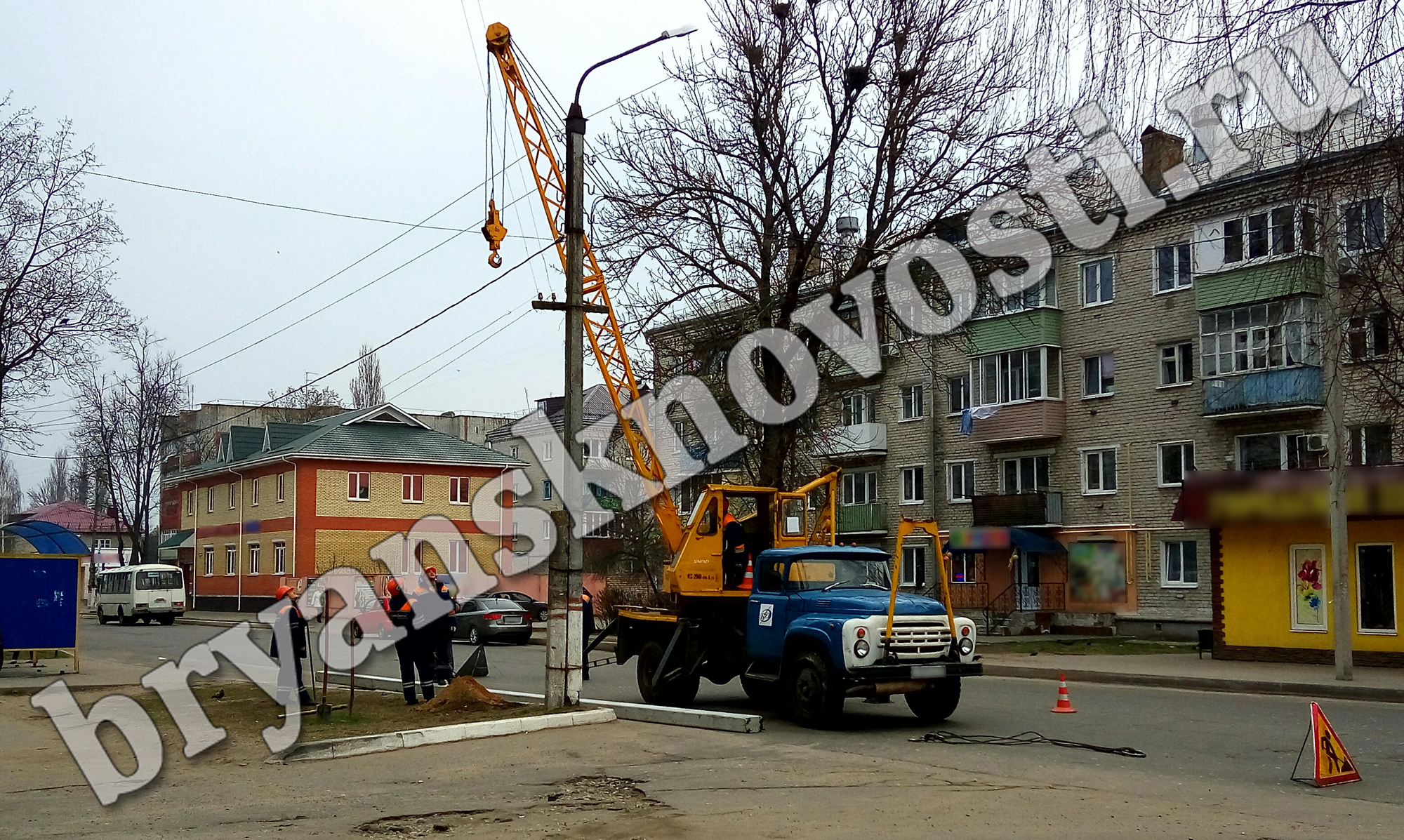 В Новозыбкове продолжаются отключения электроэнергии в связи с установкой опор и обрезкой деревьев