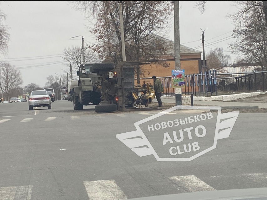 На центральной улице Новозыбкова перевернулся лесовоз