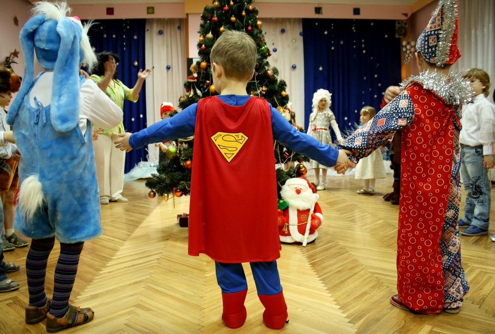 Советует Роспотребнадзор: как правильно выбрать праздничный наряд на новый год ребенку
