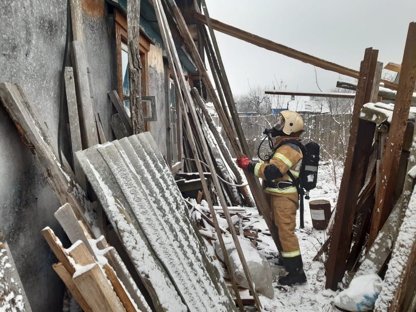 Пожар в летней кухне новозыбковские огнеборцы потушили за 16 минут