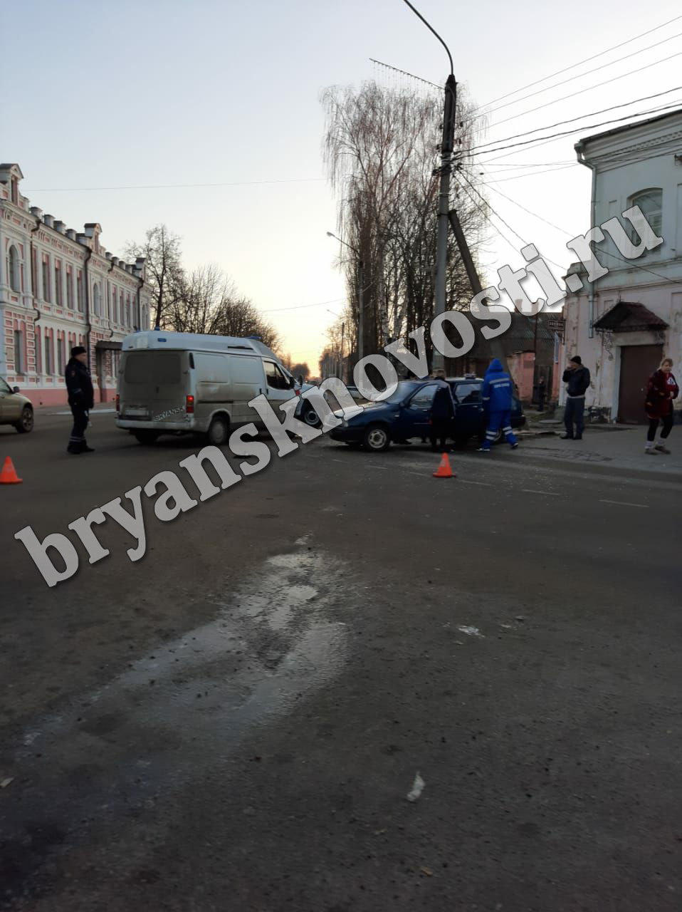 В Новозыбкове столкнулись легковушка и микроавтобус