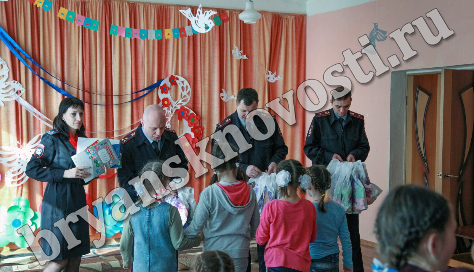 В Новозыбкове полицейские вновь придут к детям приюта с подарочками