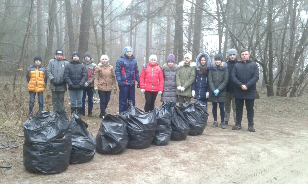 Школьники спасли лесополосу на окраине Новозыбкова от мусорного плена