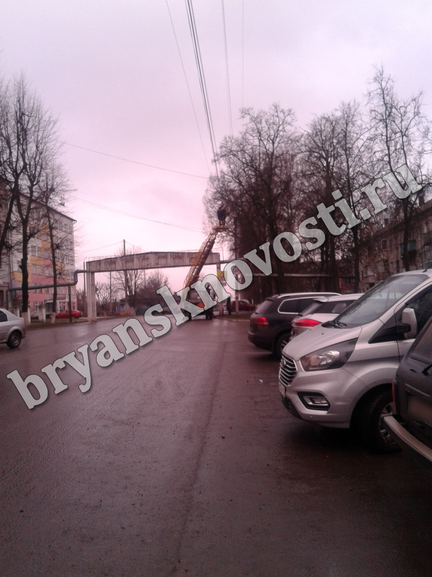 Сегодня в Новозыбкове: на улицах работают электрики