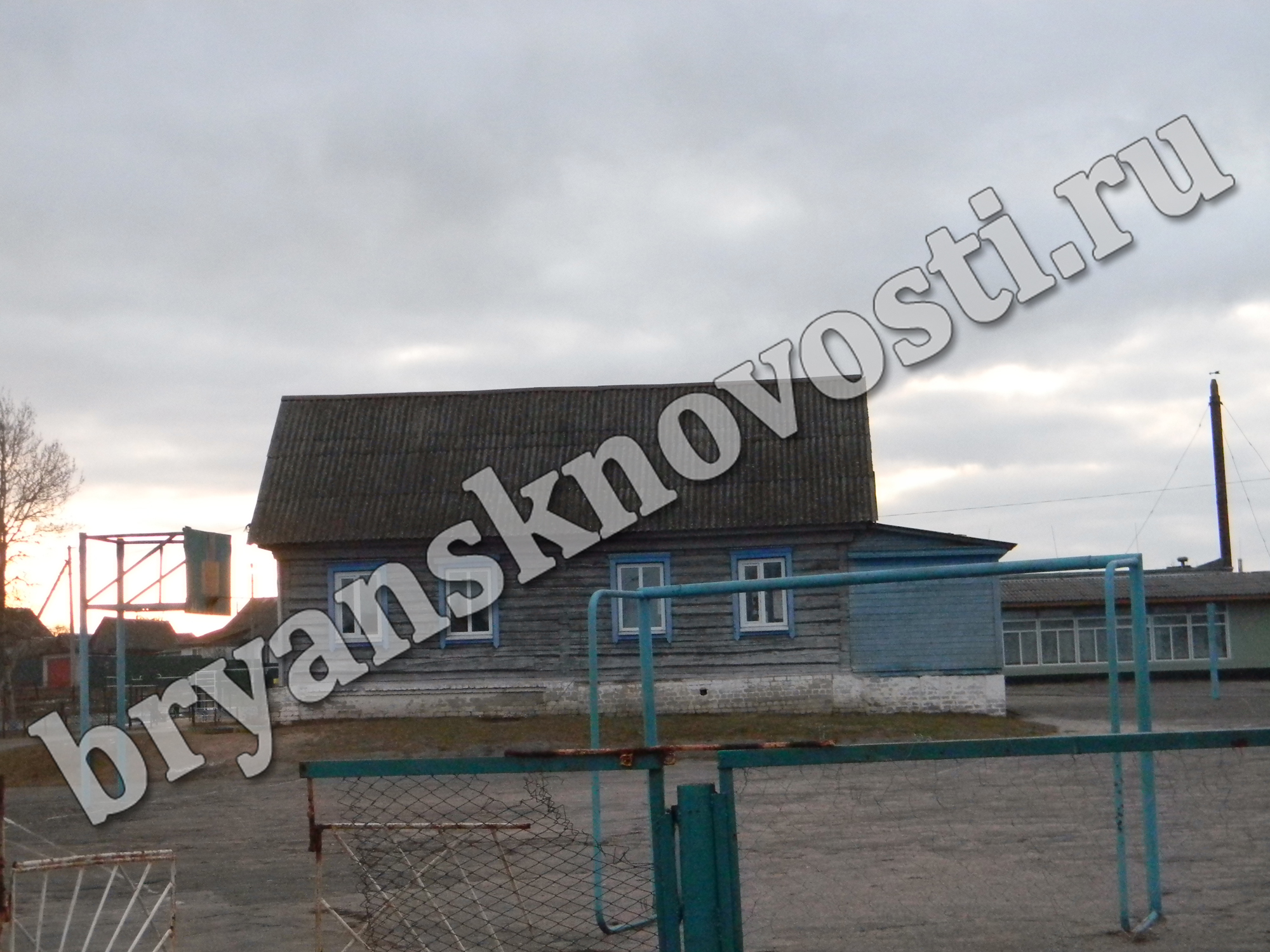На территории одной из школ Новозыбкова заметили опасный забор