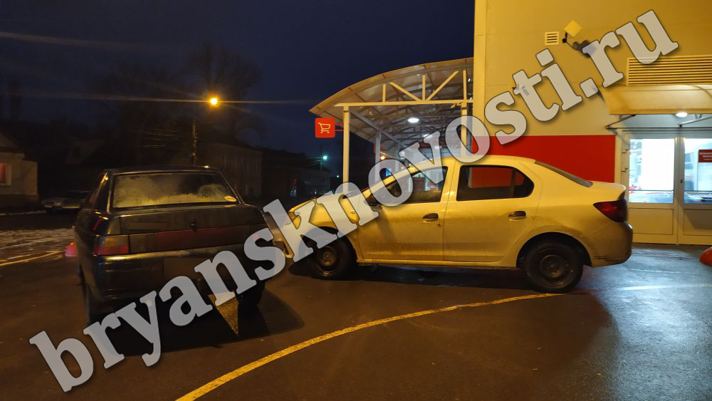 В Новозыбкове запечатлели двух нарушителей парковки