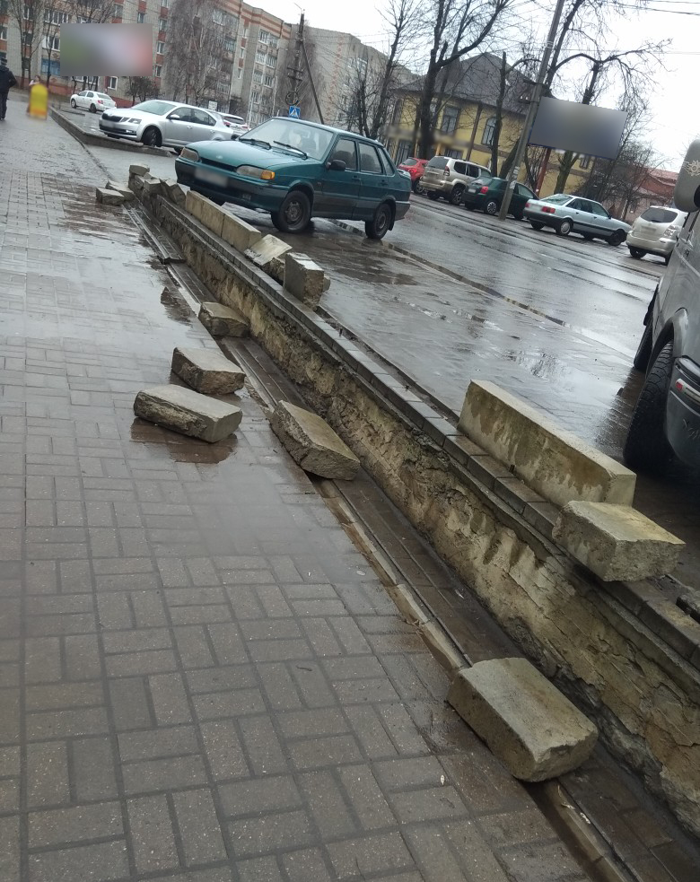 В Новозыбкове в центре города заметили «падающие» бордюры