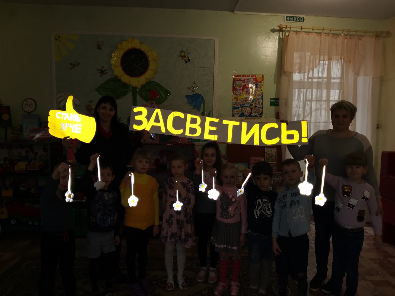 В Новозыбкове автоинспекторы научили детей делать световозвращатели