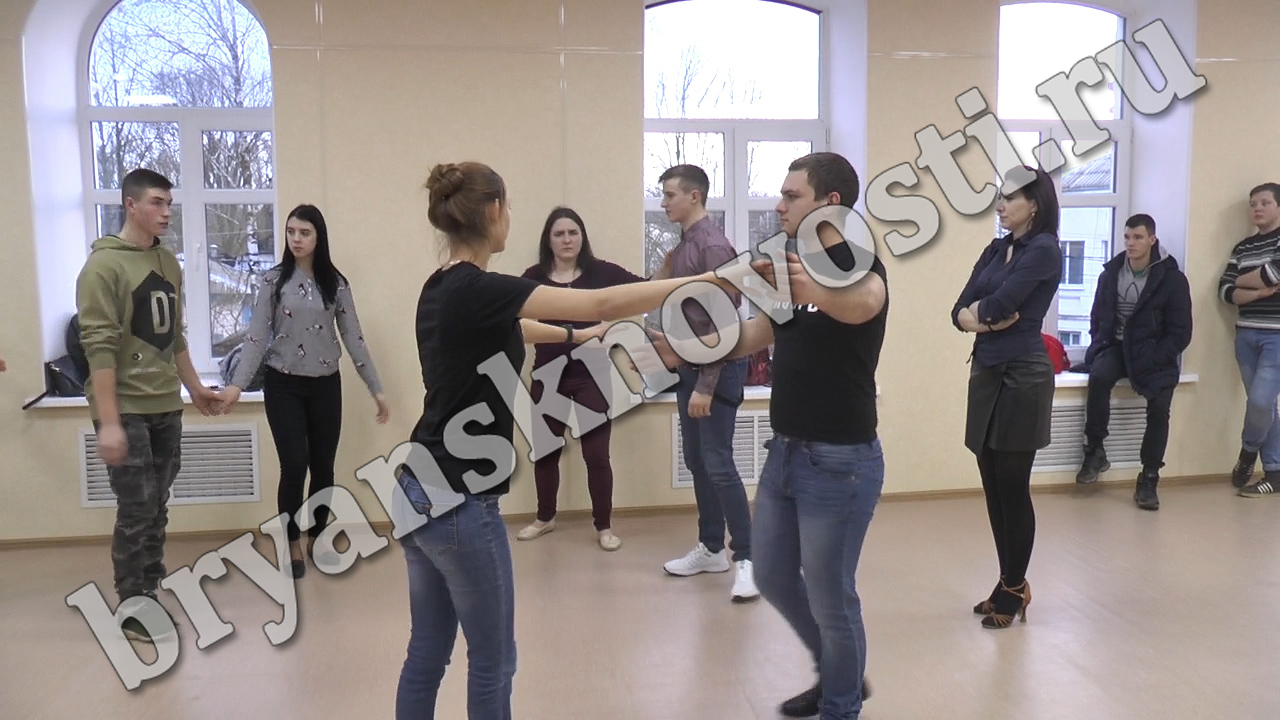 Молодежь Новозыбкова продолжает подготовку к Сретенскому балу