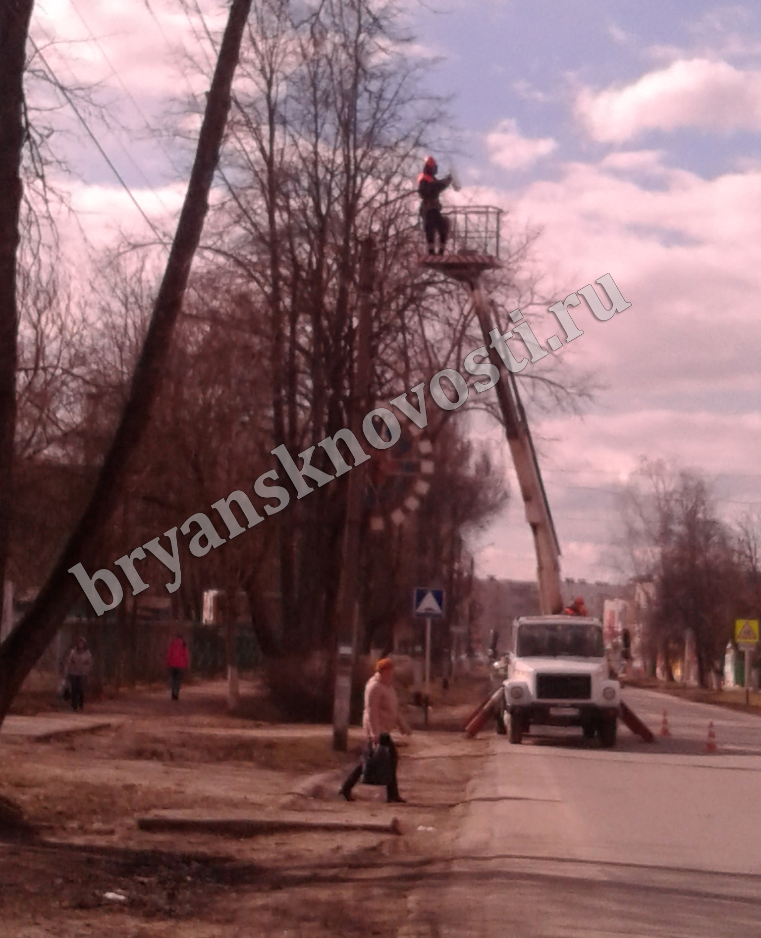 В Новозыбкове на улице Володарского включили фонарь и обещают частичный ремонт