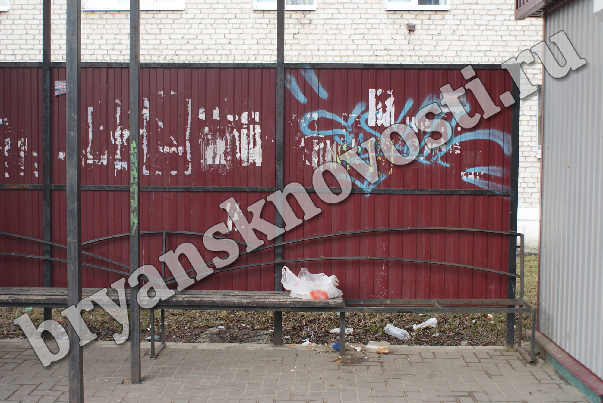 Сегодня в Новозыбкове: остановку завалили мусором и изуродовали надписями