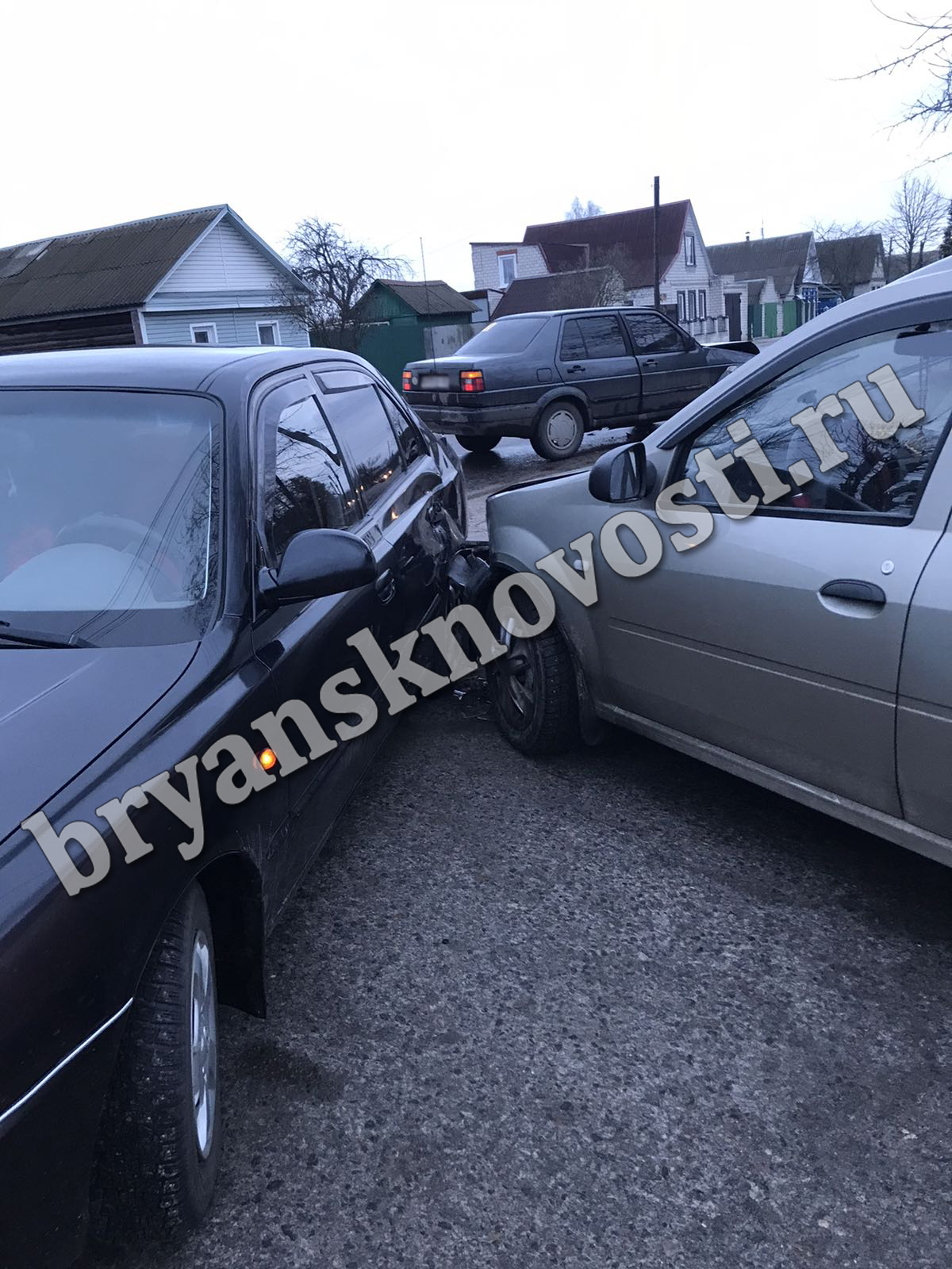 Сегодня в Новозыбкове столкнулись три автомобиля