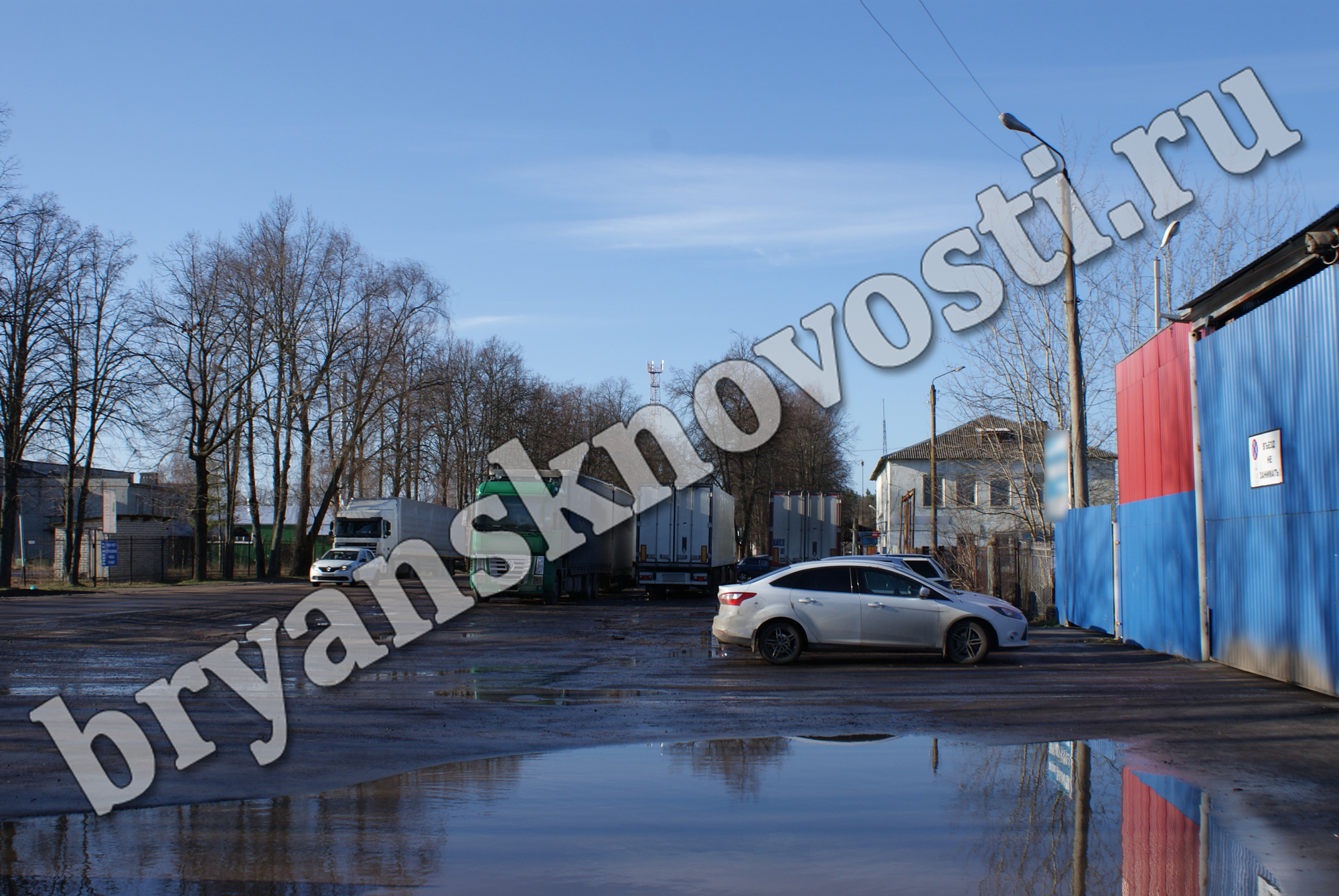 В Новозыбкове у таможенного поста скопление большегрузов и мусора