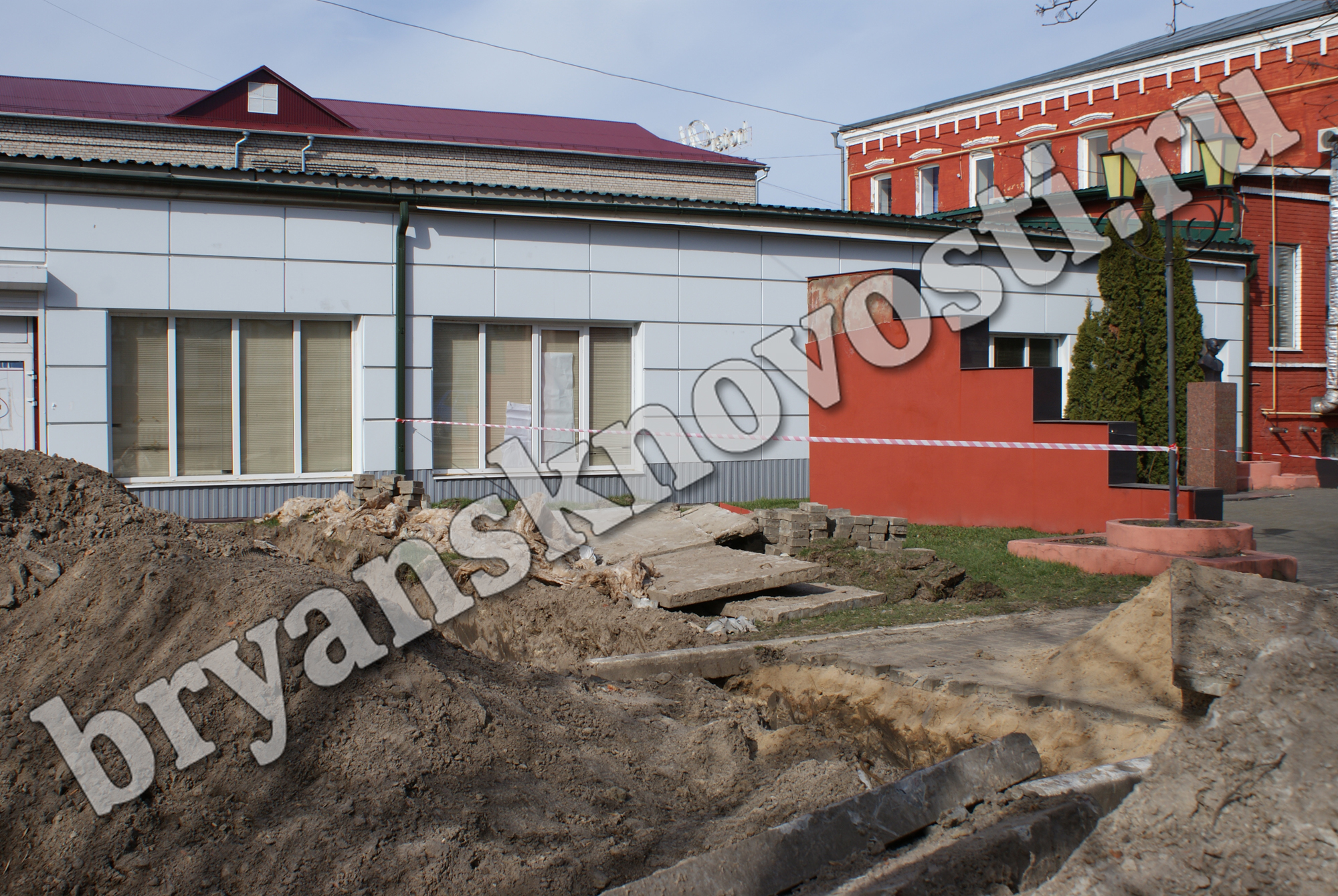 В Новозыбкове на Аллее Славы ремонтируют теплотрассу