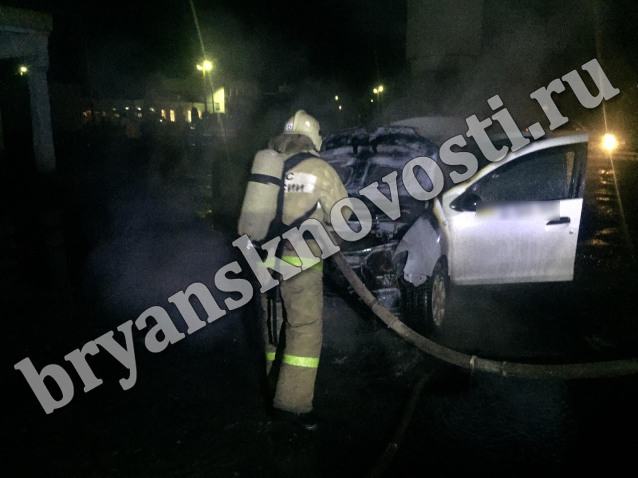 В распоряжении редакции появились фотографии тушения горящего автомобиля в Новозыбкове
