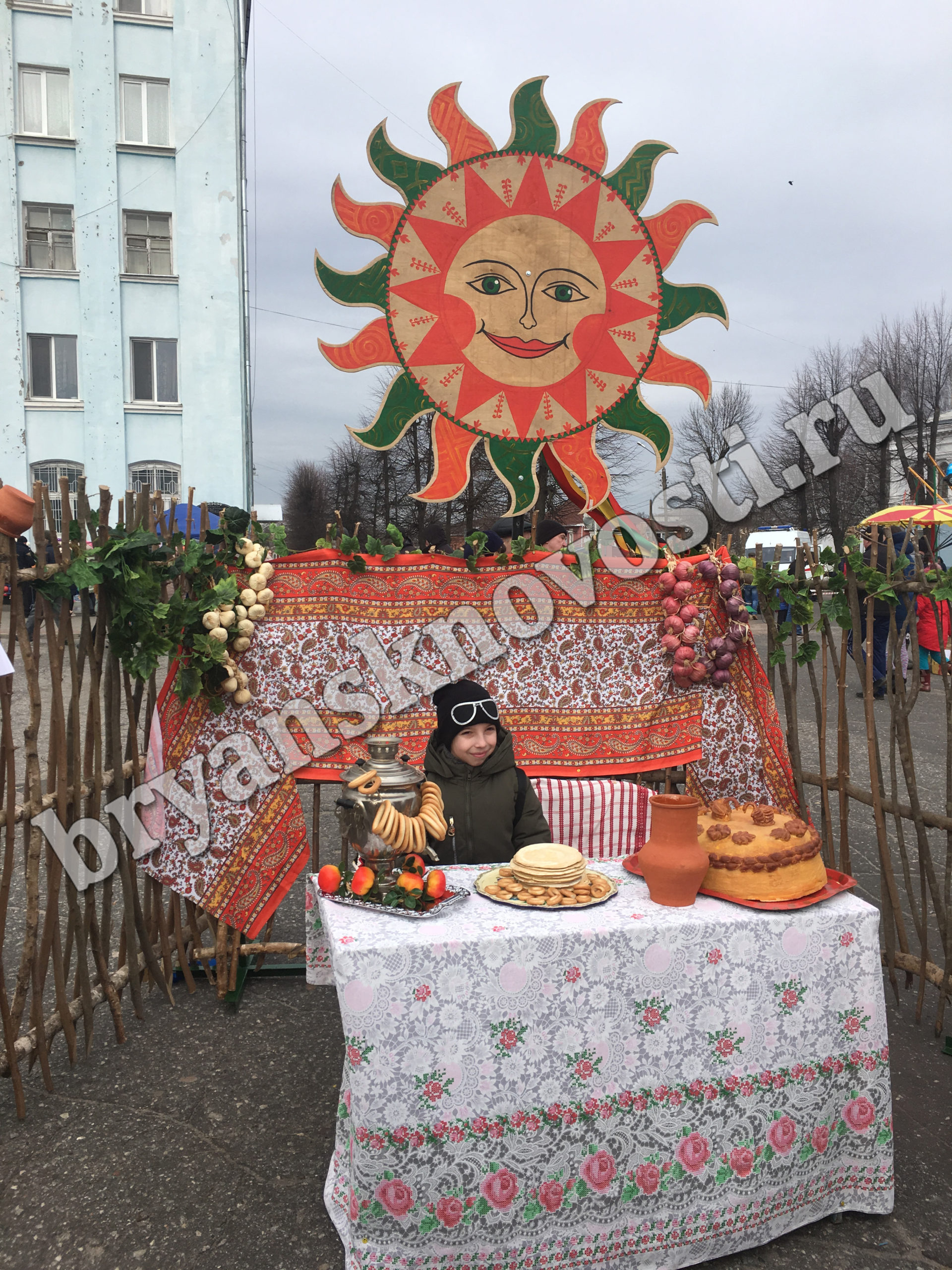 Танк из блинов слепили в Новозыбкове • Новозыбков.SU