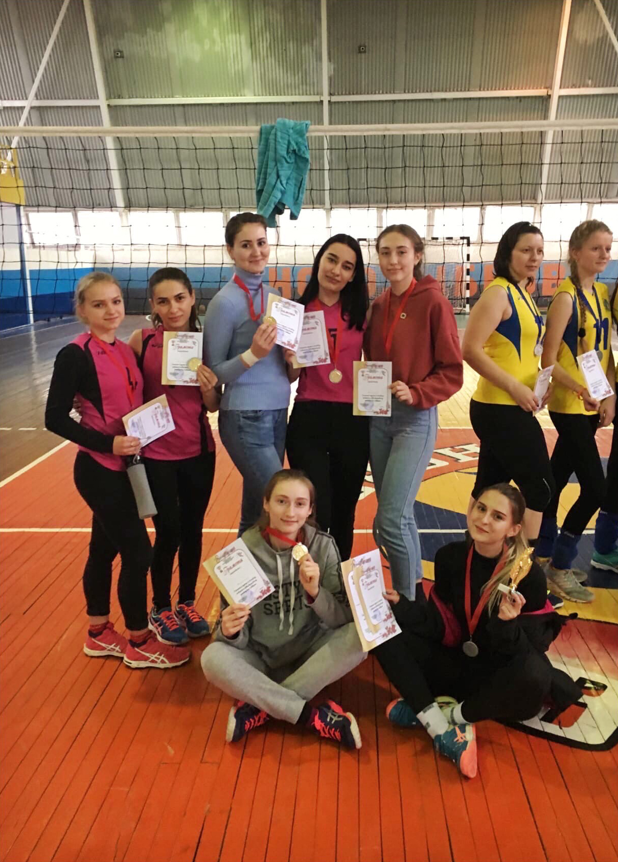 В Новозыбкове на турнире по волейболу победили девушки из Злынки