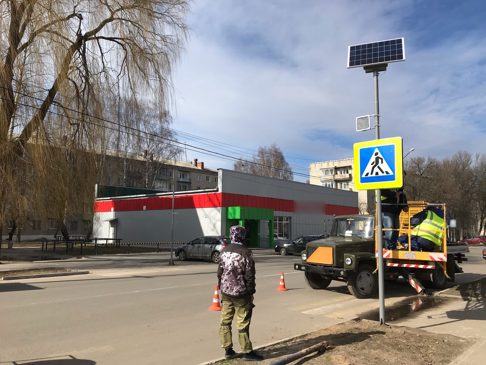 В Новозыбкове устанавливают светофоры на солнечных батареях