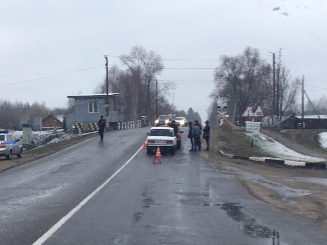 В Новозыбкове на переезде столкнулись два авто