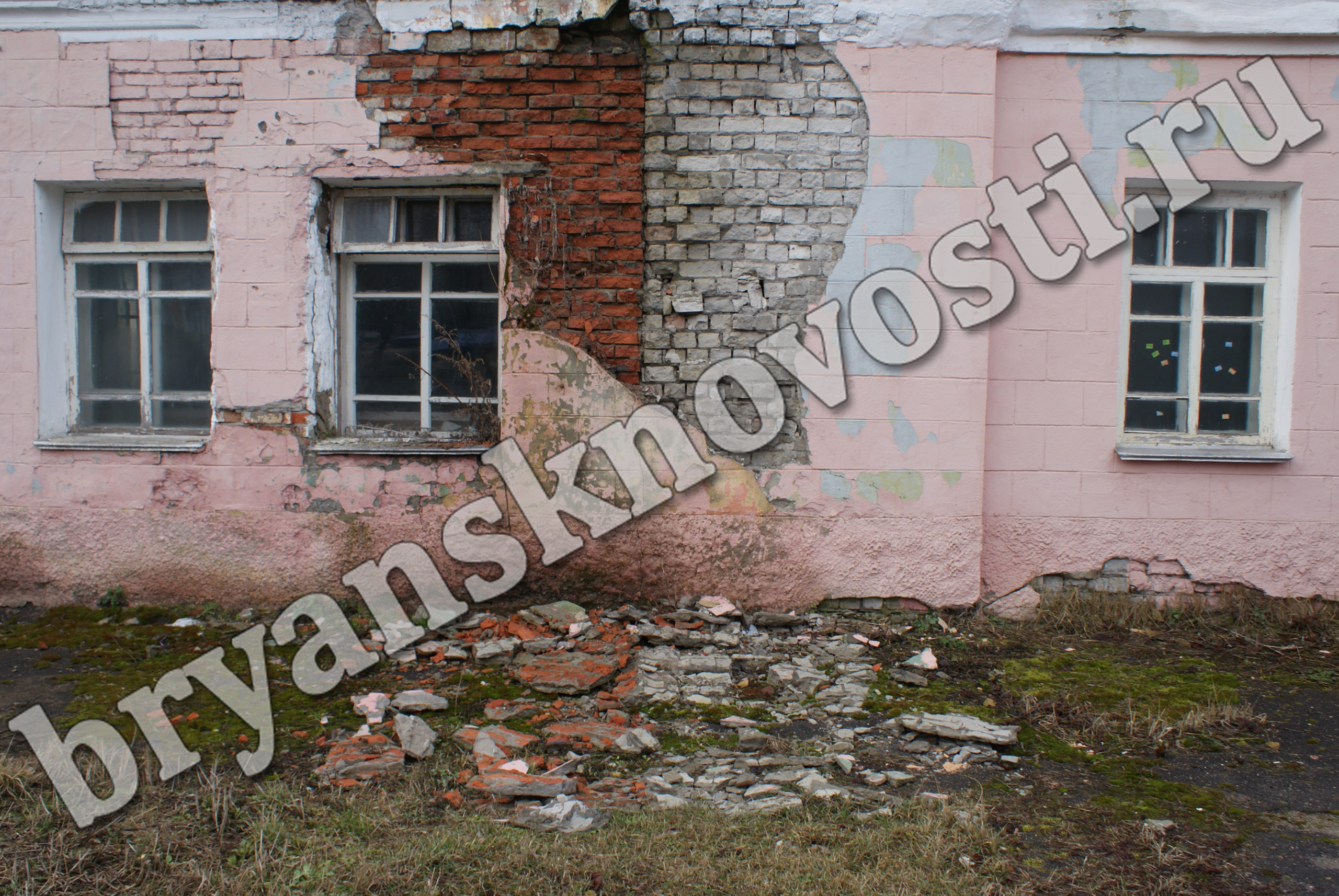 Печально и убого ютится в центре города здание бывшей городской бани №1 в Новозыбкове