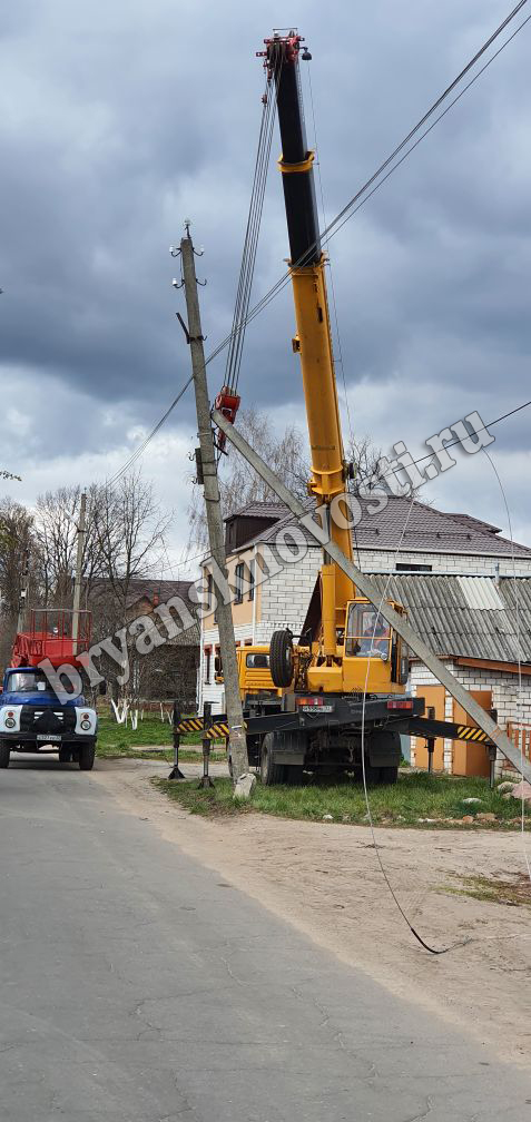 В Новозыбкове завершаются работы по восстановлению сбитой электроопоры (видео)