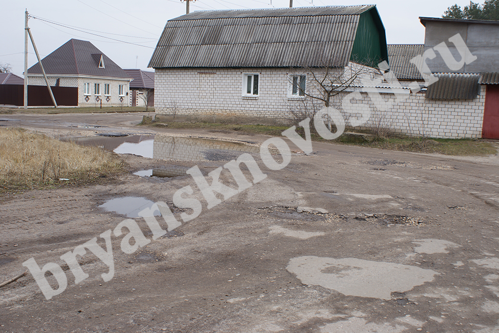 В Новозыбкове улица Злынковская — здесь ямы чередуются с рытвинами