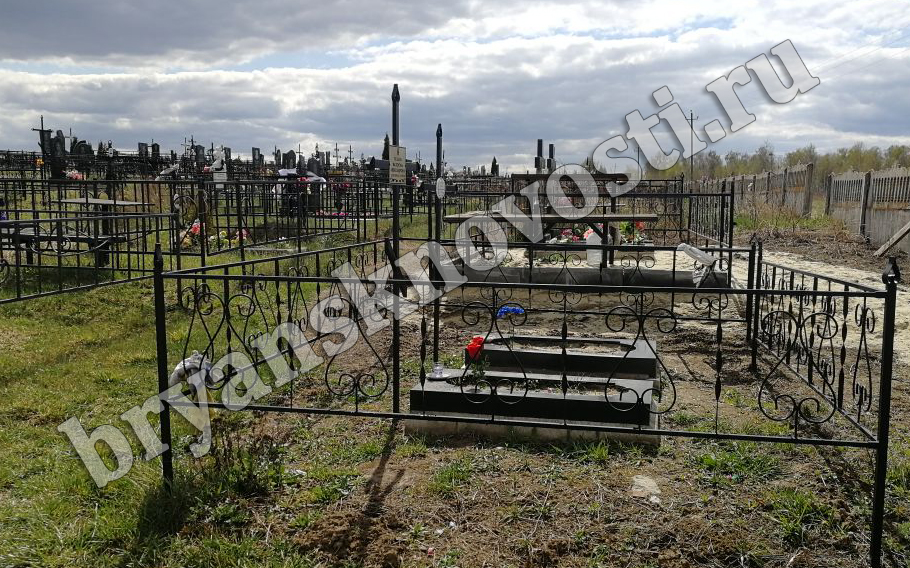 В Новозыбкове возле кладбищ сегодня дежурят сотрудники ГИБДД