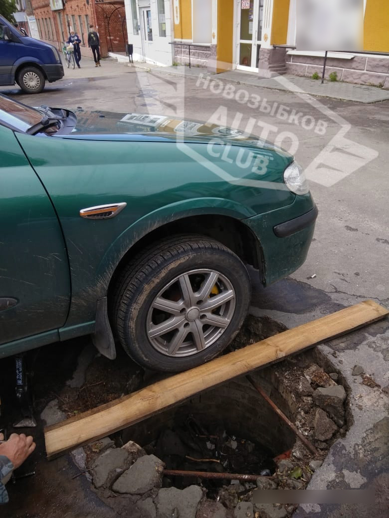 «Ездок такой»: легковой автомобиль попал в ловушку в центре Новозыбкова