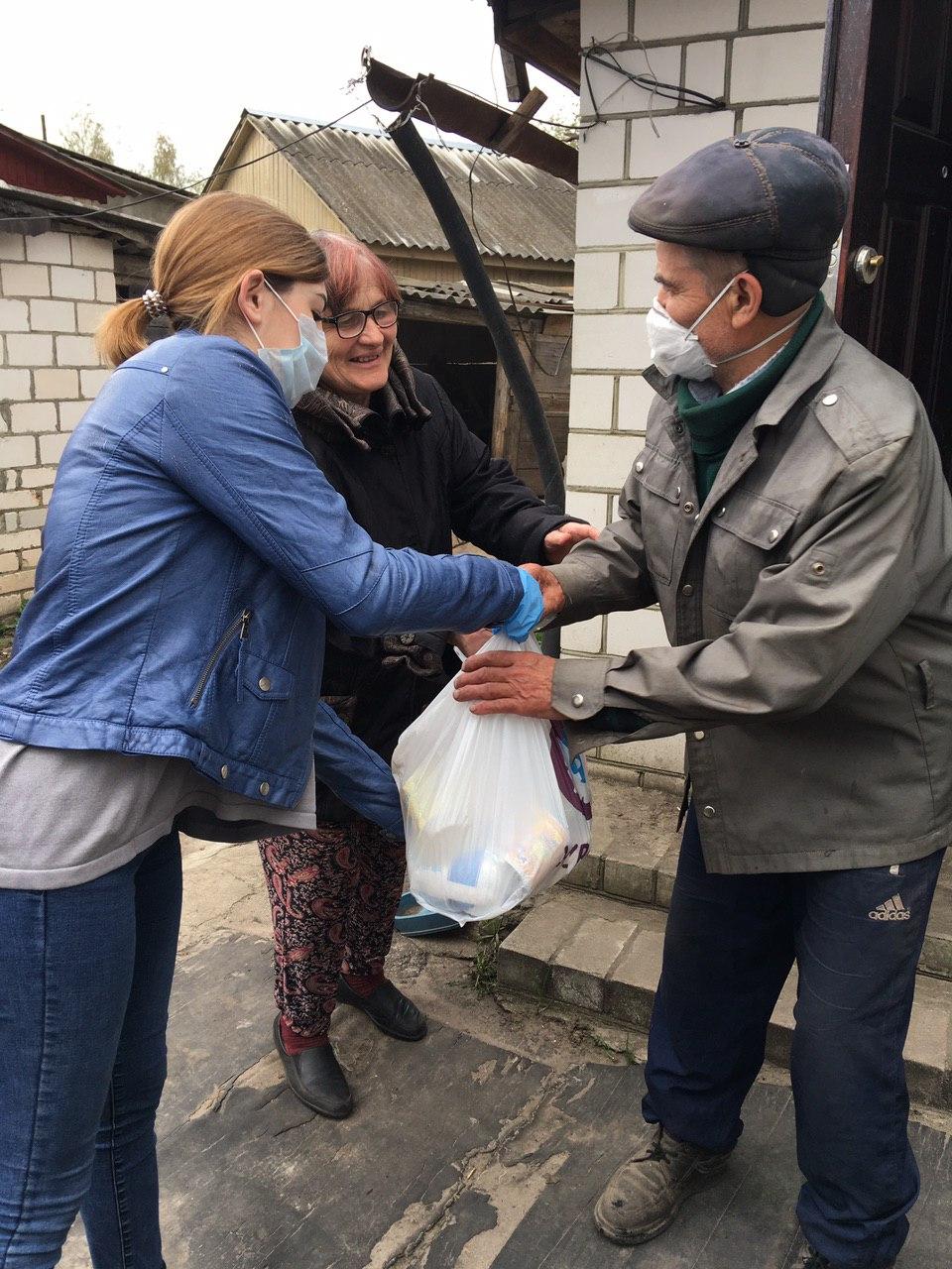 Волонтеры в Новозыбковском округе доставляют продуктовую помощь пожилым