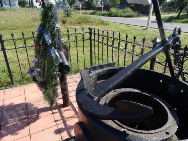 Горожанка обратила внимание на мусор за мемориалом в Новозыбкове