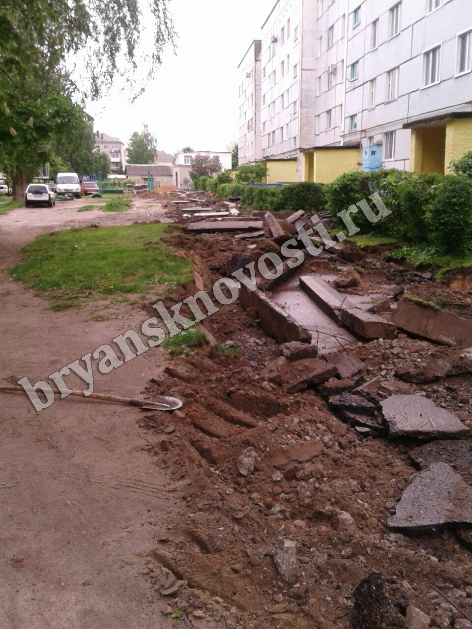 В Новозыбкове сегодня начались работы по благоустройству дворов на улице Чкалова
