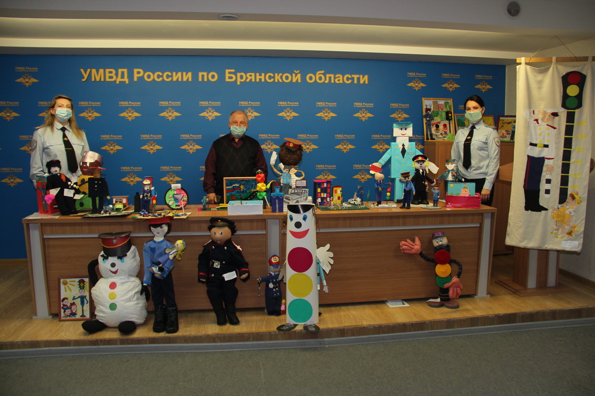 В конкурсе «Полицейский Дядя Степа» победило панно школьницы из Новозыбкова