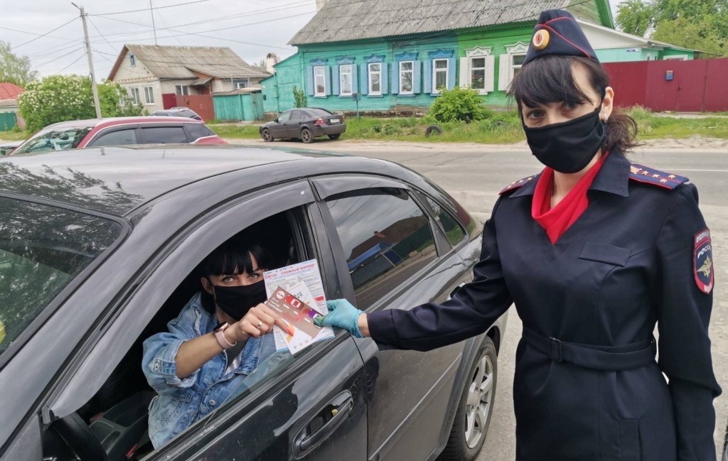 В Новозыбкове автоинспекторы призвали водителей к безопасным маневрам на дорогах