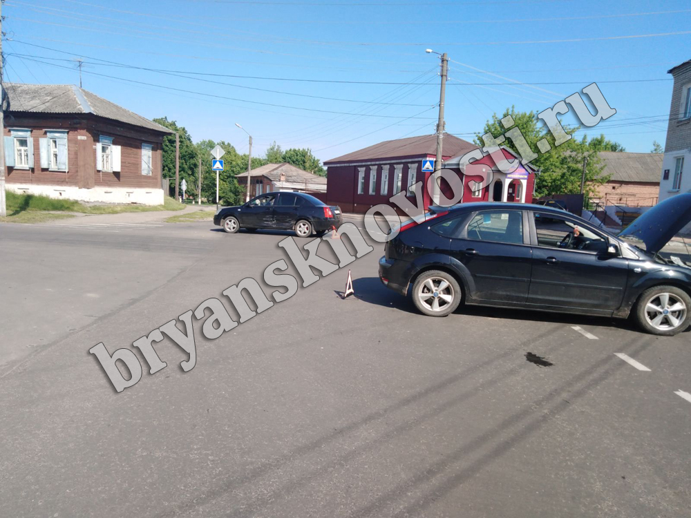 В Новозыбкове сегодня дорожная авария на перекрестке