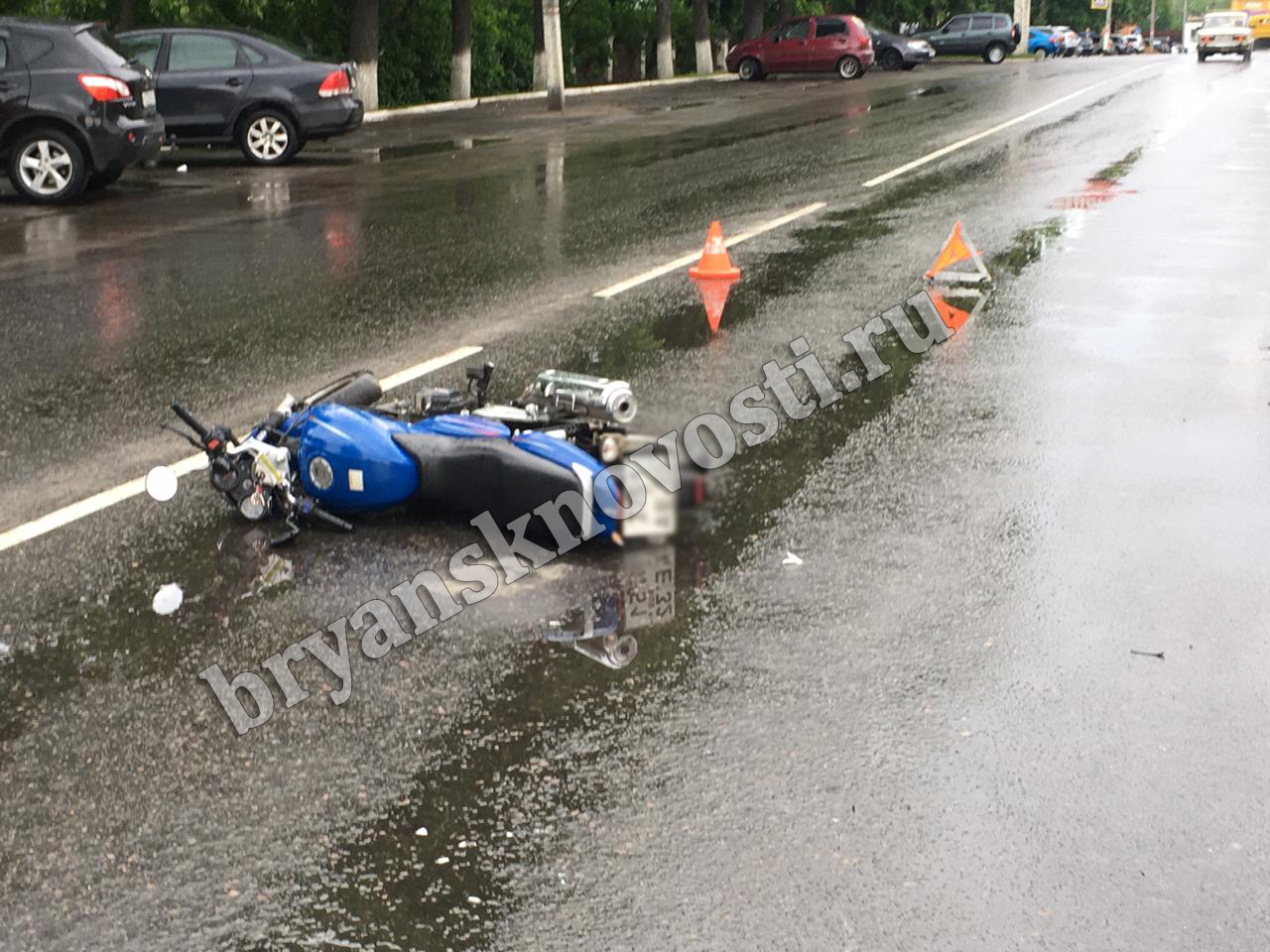 Мотоциклист из Новозыбкова, попав в аварию из-за забрызганного шлема, получил множественные травмы