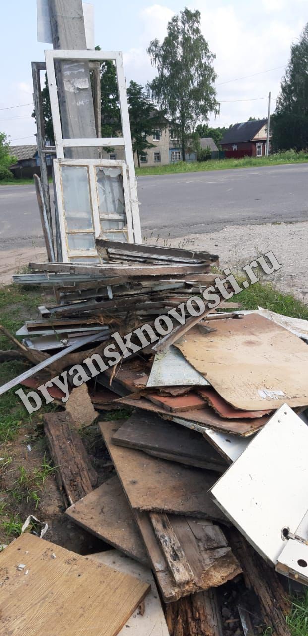 В Новозыбкове у бункера на улице Коммунистической разрастается мусорный мини-полигон