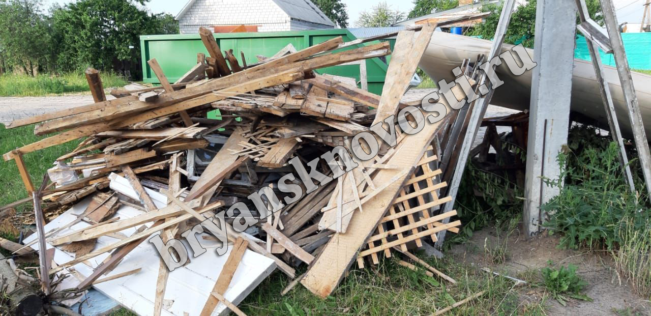 В Новозыбкове у бункера на улице Коммунистической продолжает расти мусорный  мини-полигон • Новозыбков.SU