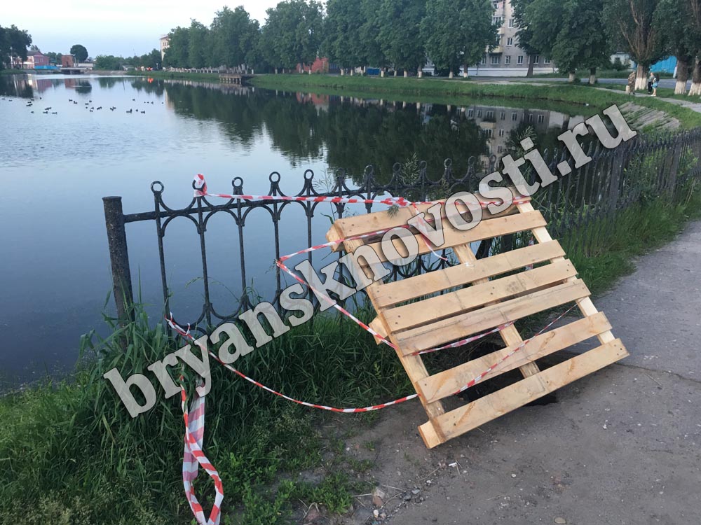 Старый провал на мосту в Новозыбкове прикрыли новым щитком