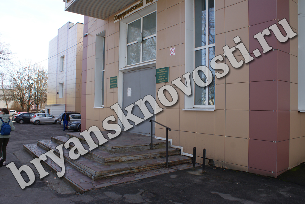 В больницу Новозыбкова доставили сорвавшегося с турника мальчика