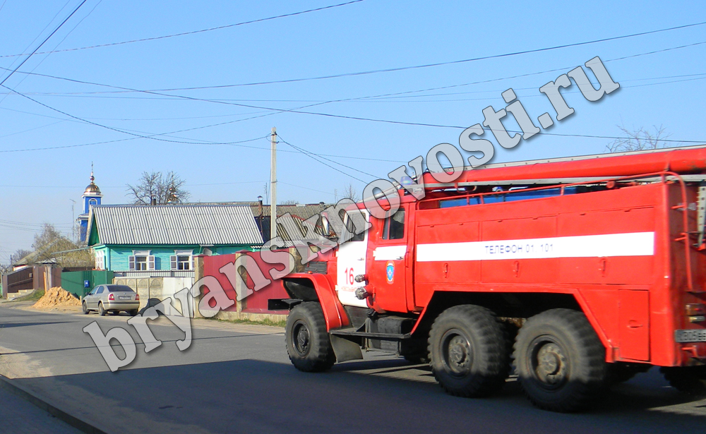 В Новозыбкове на улице Володарского горел нежилой дом