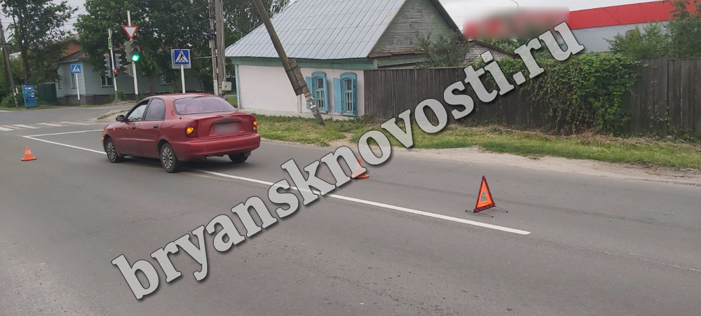 В Новозыбкове нетрезвый пешеход получил переломом, попав под автомобиль